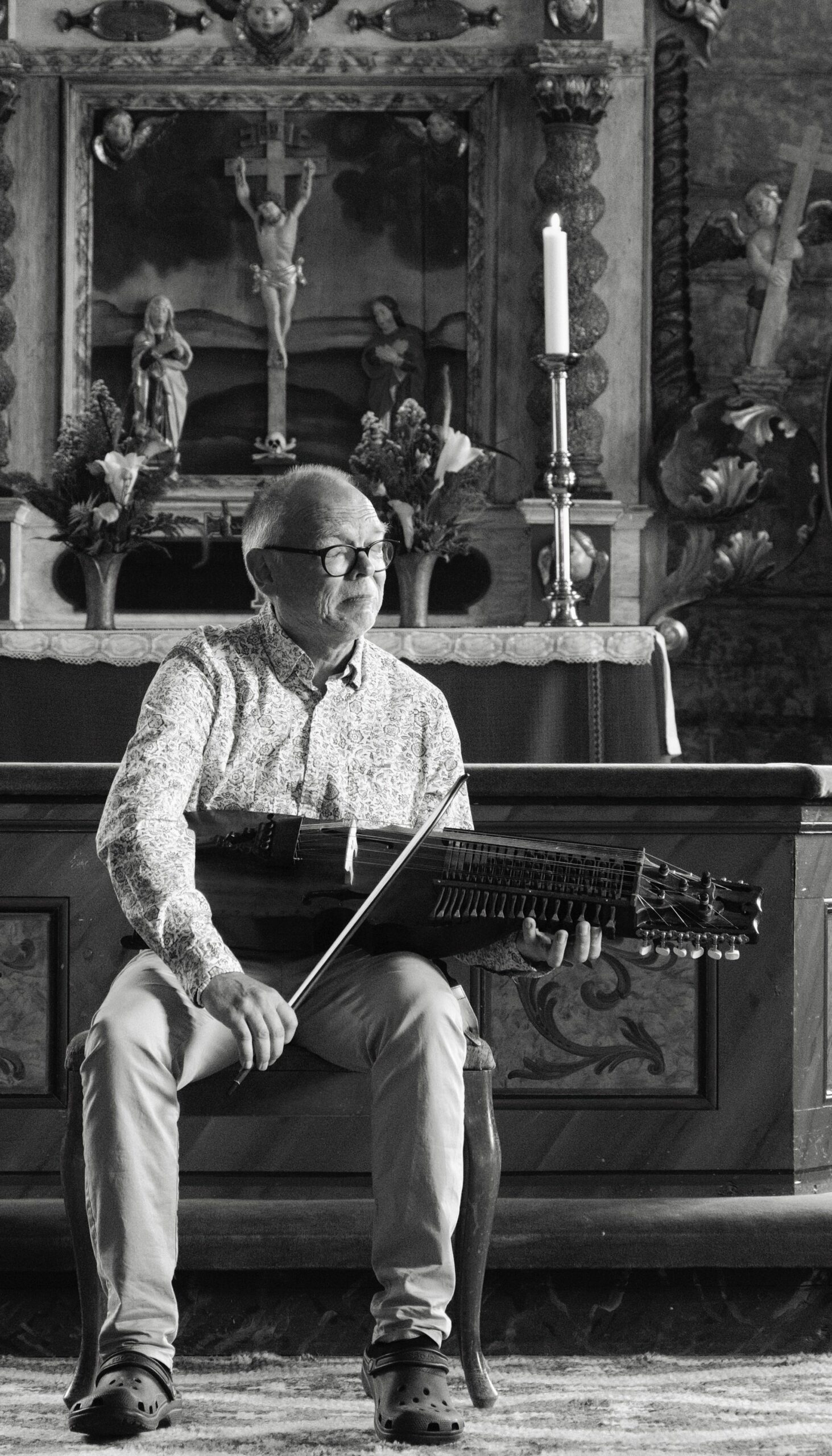 Torbjörn Näsbom Nyckelharpa. Foto Micke Keysendal